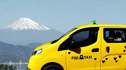 富士山バックにタクシー写真